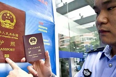 Trung Quốc giới thiệu mẫu hộ chiếu mới từ tháng Năm vừa qua (Nguồn: Xinhua)