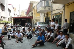 Hơn 70 người gồm 36 lao động và thân nhân đã tụ tập mấy ngày nay để đòi quyền lợi. (Ảnh: Thông Chí/Vietnam+) 