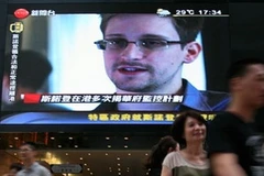 Snowden trên một chương trình tivi tại một trung tâm thương mại ở Hong Kong. (Nguồn: guardian.co.uk)