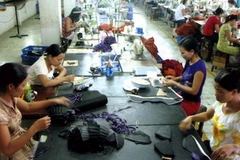 Phân xưởng sản xuất giầy của Công ty da giày Hải Phòng. (Ảnh: Trần Tuấn/TTXVN)
