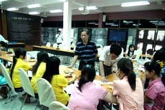 Cán bộ Đại sứ quán Việt Nam tại Thái Lan thăm và động viên các cô gái mang thai hộ ở Trung tâm Kredtrakarn. (Ảnh: Ngọc Tiến/Vietnam+)