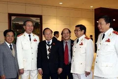 Các đại biểu gặp gỡ, giao lưu trong giờ giải lao. (Ảnh: TTXVN)