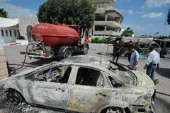 Chiếc xe bị phá hủy tại trường học của Mỹ ở thủ đô Tunis, Tunisia ngày 14/9. (Ảnh: AFP/TTXVN)
