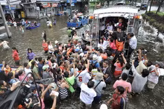 Lũ lụt ảnh hưởng tới cuộc sống của hàng triệu gia đình. (Ảnh: AFP/TTXVN)