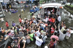 Lũ lụt ảnh hưởng tới cuộc sống của hàng triệu gia đình. (Ảnh: AFP/TTXVN)
