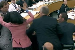 Cảnh tượng lộn xộn tại phiên xử (Ảnh: BBC)