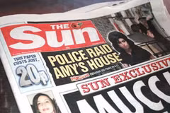 Bắt giữ bốn phóng viên báo The Sun của Murdoch