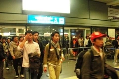 Gần 200 lao động đầu tiên ở Libya đã về tới Việt Nam ssáng 26/2. (Ảnh: Mạnh Hùng/Vietnam+)