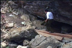 Cửa "hang vàng" Phúc Lộc từng là nơi tụ tập của nhiều người. (Ảnh: Nguyễn Văn Trình/TTXVN)