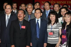 Chủ tịch nước Nguyễn Minh Triết gặp mặt bà con Việt kiều về quê hương dự ngày Giỗ Tổ Hùng Vương. (Ảnh: Nguyễn Khang/TTXVN)