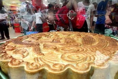 Bánh Trung Thu khổng lồ có đường kính tới 80cm