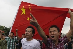 Người Trung Quốc biểu tình chống Nhật Bản ở Thâm Quyến (Ảnh: Reuters)