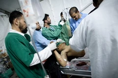 Bác sĩ cấp cứu cho người bị thương tại Libya