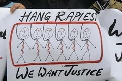 Người biểu tình đòi treo cổ những kẻ hiếp dâm tập thể (Nguồn: AFP)