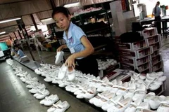 Sản xuất giày xuất khẩu (Ảnh: TTXVN)