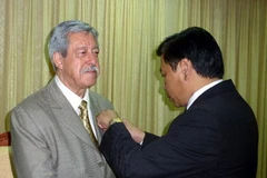 Ông Trần Đức Lợi trao kỷ niệm chương cho cựu chỉ huy du kích Caracas. (Ảnh: Abel Bastidas)