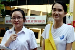 Niềm vui của các thí sinh sau khi thi môn Toán tại Hội đồng thi Trường Đại học Y Hà Nội. (Ảnh: Quý Trung/TTXVN)