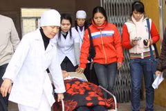 Một học sinh trường Trung học cơ sở Quán Toan được đưa đến bệnh viện (Ảnh: Vũ Văn Đức/Vietnam+)