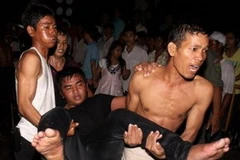 Lực lượng chức năng đưa nạn nhân bị thương đi cấp cứu. (Nguồn: Reuters)