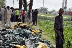 Nhân viên an ninh Ai Cập điều tra tại hiện trường vụ tai nạn. (Ảnh: AFP/TTXVN)