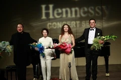 Nam ca sĩ Hao Jiang Tian, Nữ nghệ sĩ đệm đàn – Cố vấn âm nhạc của chương trình Katherine Chu/ Nữ ca sĩ Norah Amsellem, và Nam ca sĩ Fernando de la Mora (Ảnh: BTC)