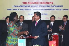 Thống đốc Ngân hàng Nhà nước Việt Nam Nguyễn Văn Giàu và Giám đốc Ngân hàng thế giới tại Việt Nam Victoria Kwakwa. (Ảnh: Trần Việt/TTXVN)