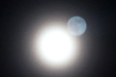 Hiện tượng Trăng Xanh đêm giao thừa ở Tuy Hòa, Phú Yên (Ảnh: Thế Lập/TTXVN)