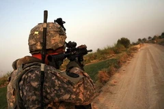 Lính Mỹ tuần tra trên con đường tại Iskandariya (Ảnh: Getty Images)