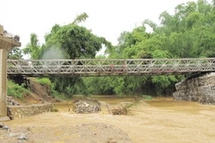 Trụ cầu bị cuốn trôi. (Ảnh: Nguyễn Trình/TTXVN).