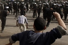 Những người biểu tình ném đá vào cảnh sát tại quảng trường Tahrir, Ai Cập. (Nguồn: Reuters)