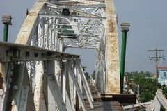 Nhịp chính cầu Chợ Lách bị sà lan đâm lệch 1m. (Ảnh: VNExpress)