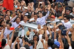 Bà Aung San Suu Kyi (giữa) - lãnh đạo lực lượng đối lập và những người ủng hộ NLD mừng chiến thắng tại Yangon. (Ảnh: AFP/TTXVN)