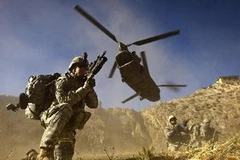 Binh sĩ Mỹ và quân đội Afghanistan tham gia chiến dịch quân sự dưới sự yểm trợ của máy bay UH-47 Chinook (Ảnh: AFP/TTXVN)