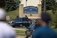 Cảnh sát gác bên ngoài khu đền, nơi xảy ra vụ xả súng (Ảnh: Getty Images)