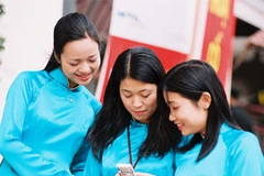 Sử dụng dịch vụ điện thoại di động (Ảnh: Internet)