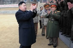 Ông Kim Jong-Un thị sát sư đoàn xe tăng. (Nguồn: AFP/TTXVN)