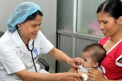 Một bệnh viện ở Hà Nội khám, điều trị sốt cao cho bệnh nhi. (Ảnh: Hữu Oai/TTXVN)