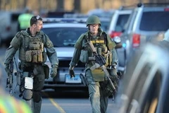 Nhân viên an ninh phong tỏa khu vực xảy ra vụ bắn súng. (Nguồn: AFP/TTXVN)