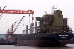 Hoàn thiện tàu tại Công ty đóng tàu Hạ Long. (Ảnh: Hà Thái/TTXVN)