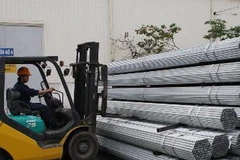 Sản phẩm ống thép mạ kẽm tại công ty thép Việt-Đức. (Ảnh: Trần Việt/TTXVN)