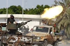 Phe nổi dậy chiếm dinh thự của ông Gaddafi ở thủ đô.