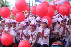 Các em thiếu nhi hưởng ứng phong trào Vệ sinh yêu nước.