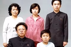 Kim Jong-Nam (ngoài cùng bên phải) trong một bức ảnh chụp với gia đình. (Ảnh: Hoàn Cầu)