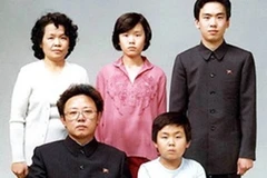 Kim Jong-Nam (ngoài cùng bên phải) trong một bức ảnh chụp với gia đình. (Ảnh: Hoàn Cầu)