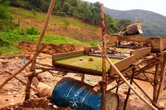 Giàn máng lọc đất cát, sỏi của nhóm đào đãi vàng trái phép tại xã Phan Thanh thuộc Cao Bằng, giáp xã An Thắng của Bắc Kạn (Ảnh: Nguyễn Trình)