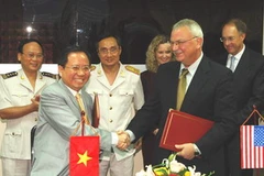 Thứ trưởng Bộ Tài chính Đỗ Hoàng Anh Tuấn và Đại sứ Mỹ Michael Michalak ký bản ghi nhớ (Ảnh: Phạm Hậu/TTXVN)