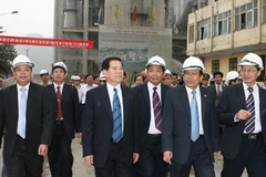 Chủ tịch nước Nguyễn Minh Triết thăm Nhà máy Ximăng Bỉm Sơn. (Ảnh: Nguyễn Khang/TTXVN)