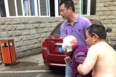 Nạn nhân vụ động đất được đưa đi cấp cứu. (Nguồn: Chinadaily)