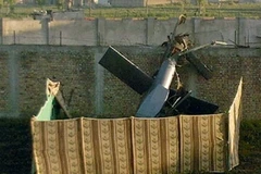 Chiếc Blackhawk tàng hình nằm lại khu nhà của bin Laden ở Abbotabad (Nguồn: EPA)