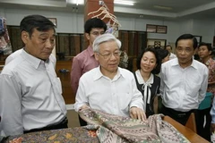 Chủ tịch Quốc hội Nguyễn Phú Trọng thăm một cơ sở sản xuất vải batik truyền thống. (Ảnh: Trí Dũng/TTXVN)